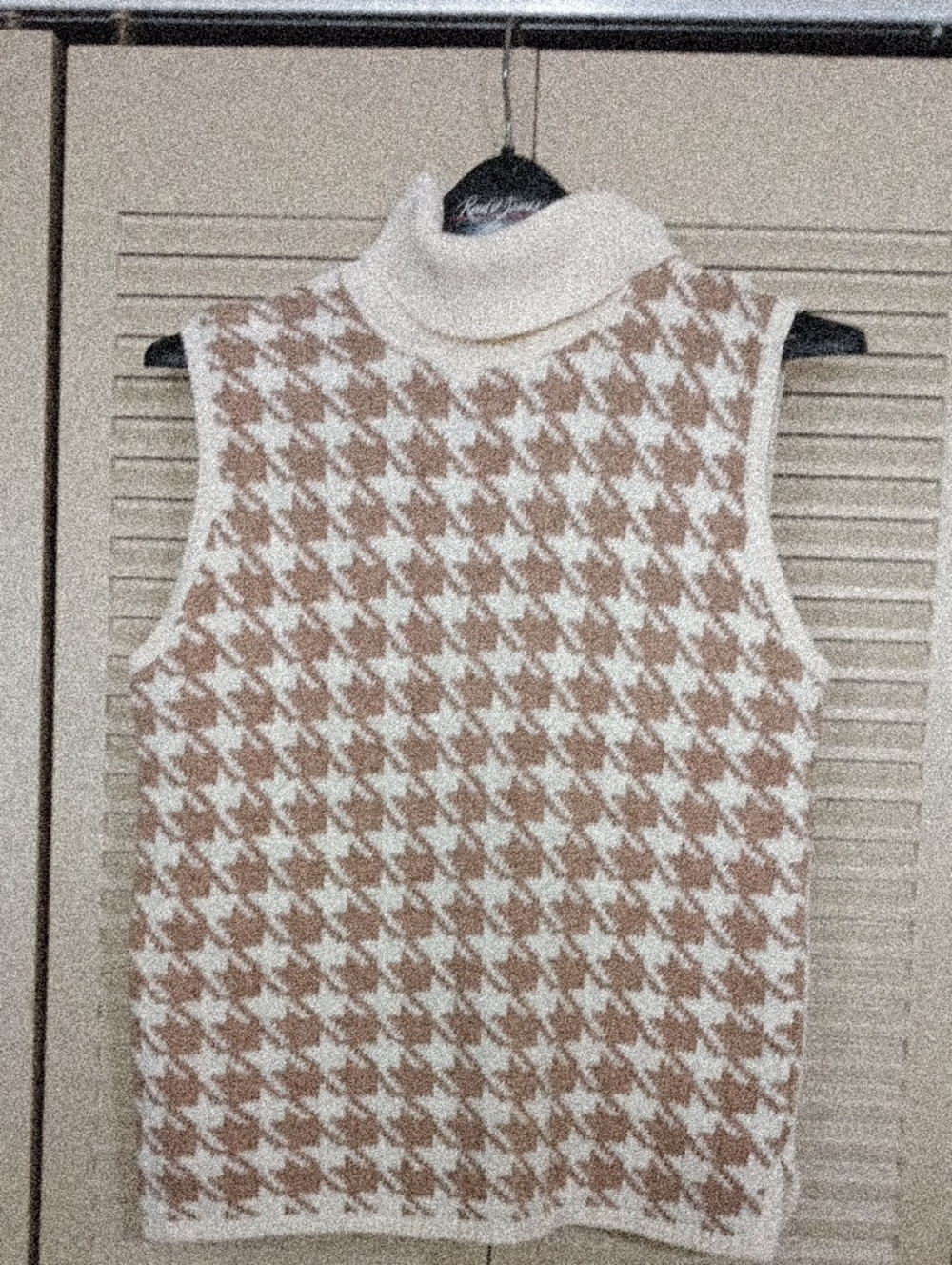 JEANNE PIERRE Cream and Brown Houndstooth Sleeveless Turtleneck Sweater Vest
